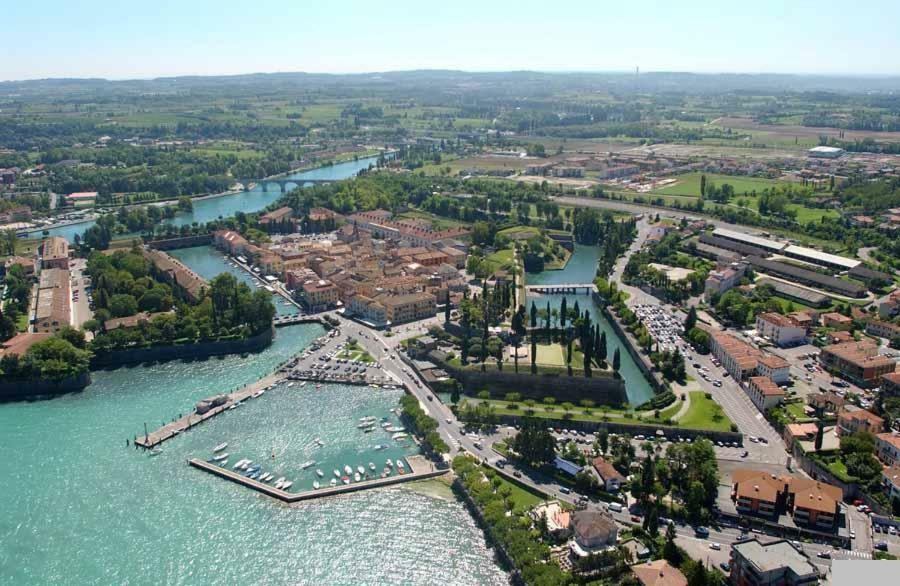 Appartamento La Madonnina Di Cathy Peschiera del Garda Luaran gambar